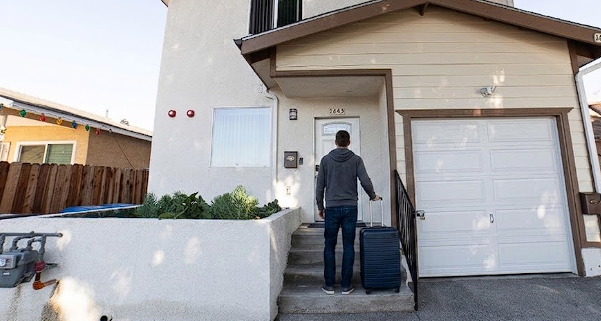 New resident moving into a no security deposit shared housing room in Los Angeles.